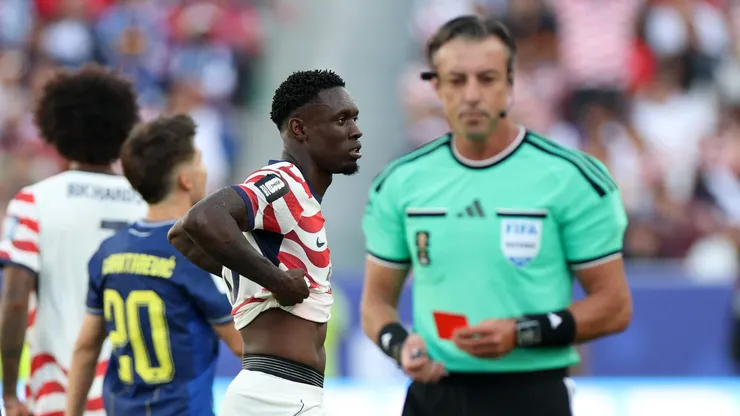 Folarin Balogun é expulso por Claus. (Foto: Charlotte Wilson/Getty Images)