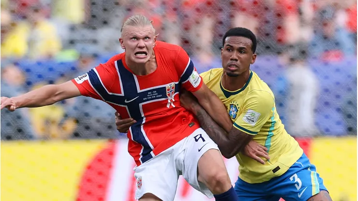 Gabriel Magalhães disputa bola com Haaland. (Photo by Buda Mendes/Getty Images)