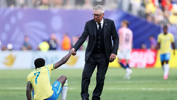 Ancelotti e Vini Jr após a eliminação do Brasil. (Foto: Buda Mendes/Getty Images)