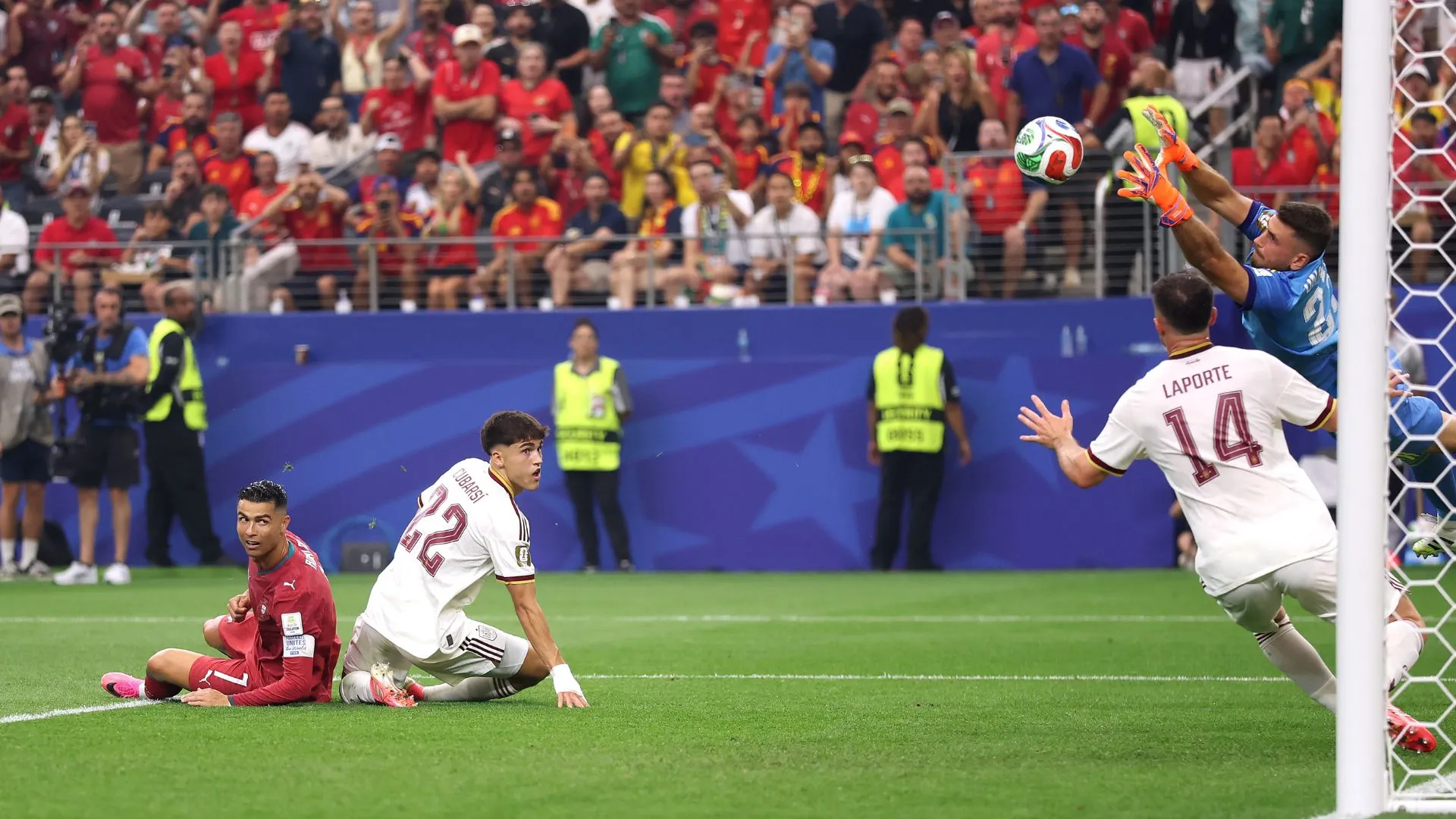 Cristiano Ronaldo teve chute defendido por Unai Simón (foto: Lars Baron/Getty Images)