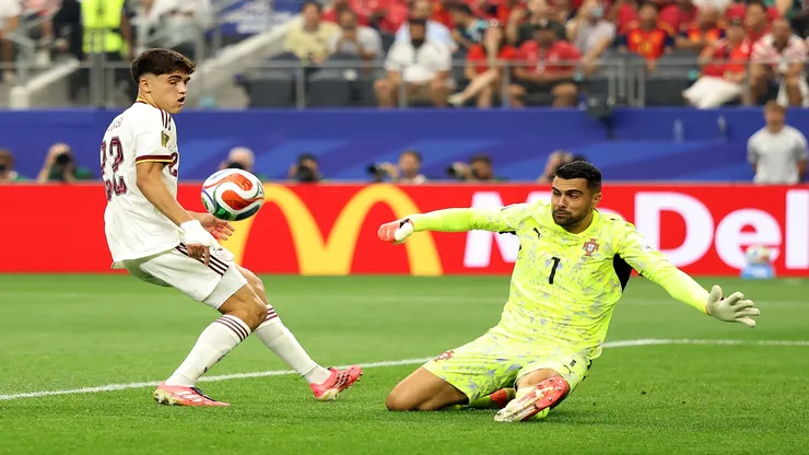 Diogo Costa e Cubarsi em lance de Portugal e Espanha - Molly Darlington/Getty Images