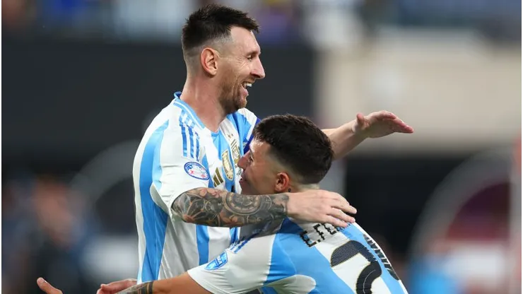 Enzo Fernández E Messi em campo. Foto: Sarah Stier/Getty Images