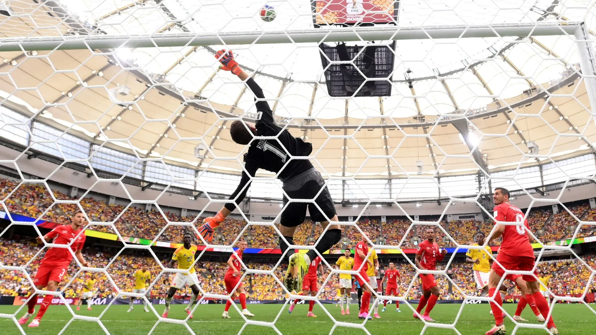 Prorrogação de Colômbia x Suíça teve cabeçada no travessão (foto: David Ramos/Getty Images)
