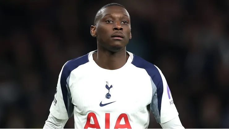 Randal Kolo Muani em partida do Tottenham. (Photo by Alex Pantling/Getty Images)