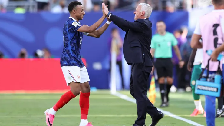 Mbappé e Didier Deschamps comemorando gol da França pela Copa do Mundo 2026