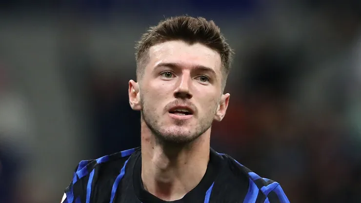 Petar Sucic comemorando pela Inter de Milão (Photo by Marco Luzzani/Getty Images)