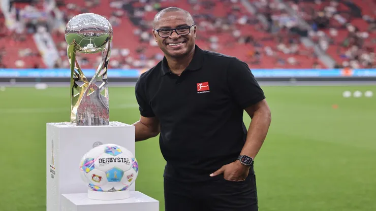 Paulo Sérgio, ex-jogador do Bayer Leverkusen, posa para foto com o troféu da Supercopa da Alemanha - Christof Koepsel/Getty Images