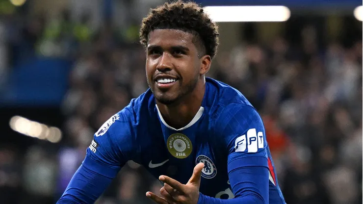 Andrey Santos em jogo do Chelsea. (Photo by Shaun Botterill/Getty Images)