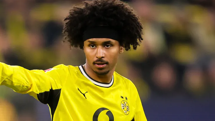 Adeyemi em campo com as cores do Borussia Dortmund. Foto: Leon Kügeler/Getty Images