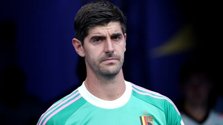 Courtois em campo com as cores da Bélgica. Foto: Luke Hales/Getty Images