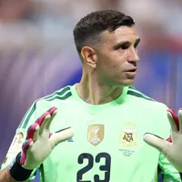 Juve avança por Dibu Martínez