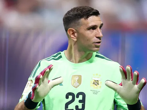 Juve avança por Dibu Martínez