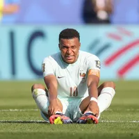 Mbappé tranquiliza fãs após deixar gramado com dores