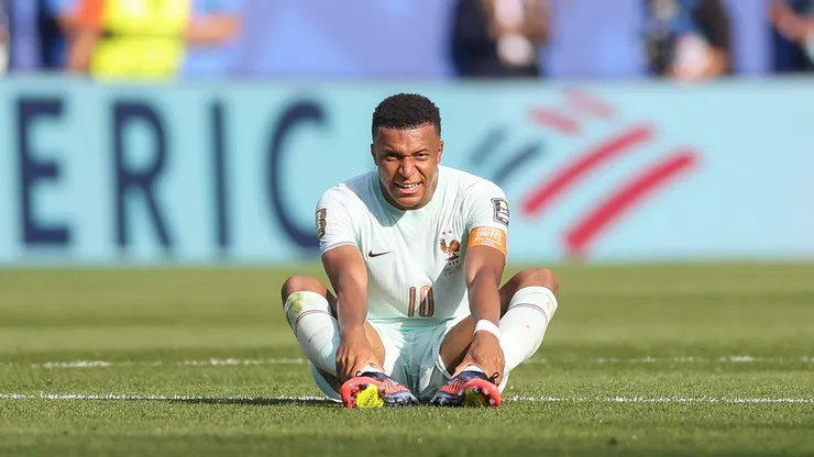 Mbappé reclama de dores em jogo da França (Lars Baron/Getty Images)