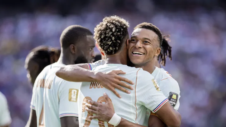Mbappé comemora gol da França com Doué