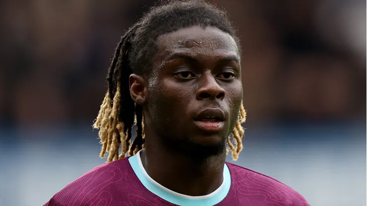 Lesley Ugochukwu em jogo do Burnley. (Photo by Jasper Wax/Getty Images)