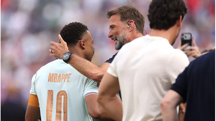 Klopp abraçou Mbappé após o confronto. Lars Baron/Getty Images.