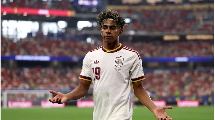 Lamine Yamal comemora vitória da Espanha. Lars Baron/Getty Images.