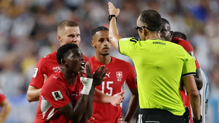 Embolo é expulso em jogo da Suíça. Foto: Lars Baron/Getty Images
