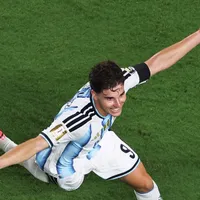 Álvarez marca golaço na prorrogação em avanço da Argentina