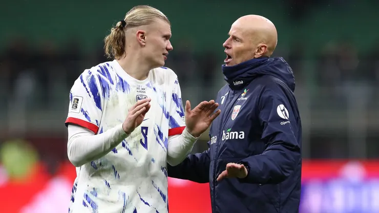 Haaland e Stale Solbakken, treinador da Noruega