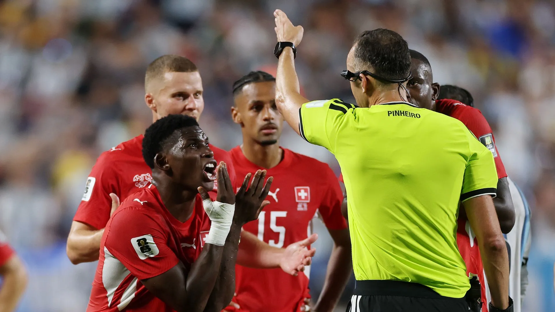Embolo (com a mão enfaixada) foi expulso contra a Argentina (foto: Lars Baron/Getty Images)