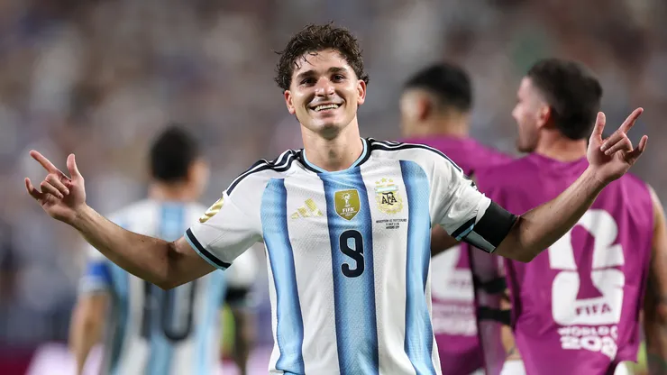 Julián Alvarez pela Argentina. (Foto: Carl Recine/Getty Images)