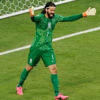Alisson indica disposição para seguir na Seleção Brasileira