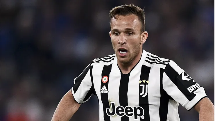 Arthur avança para defender o Corinthians. Foto: Imago