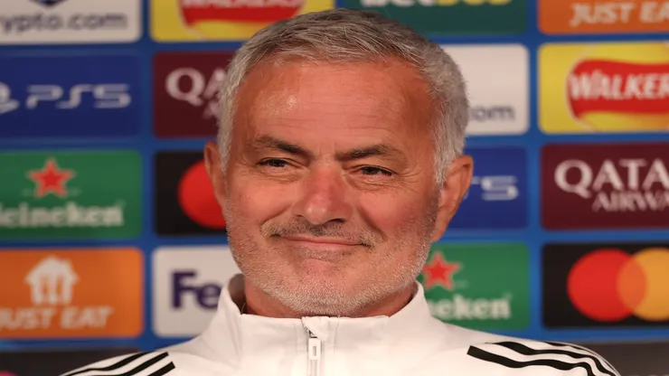 José Mourinho em coletiva de imprensa quando ainda comandava o Benfica - Stu Forster/Getty Images