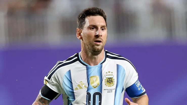 Messi correndo em jogo da seleção argentina (Photo by Carl Recine/Getty Images)