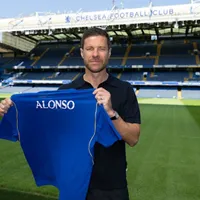 Xabi Alonso celebra retorno à Premier League