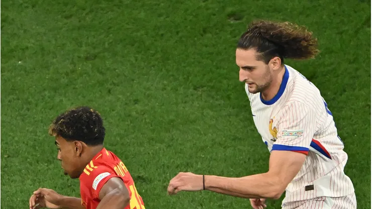 Yamal enfrentando Rabiot na Euroopa de 2024 (Photo by Dan Mullan/Getty Images)
