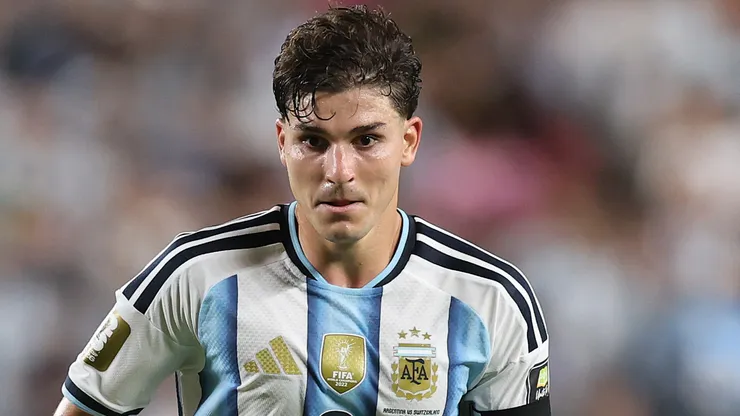 Julián Álvarez em campo pela Argentina. Foto: Carl Recine/Getty Images