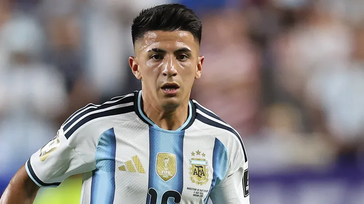 Thiago Almada em campo pela Argentina. Foto: Carl Recine/Getty Images