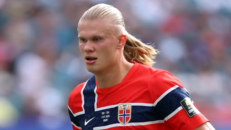Haaland em campo com as cores da Noruega. Foto: Justin Setterfield/Getty Images