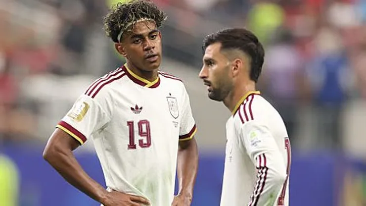 Lamine Yamal e Álex Baena pela seleção da Espanha. Foto: Florencia Tan Jun/Getty Images
