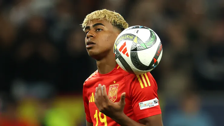 Lamine Yamal em jogo da Espanha. (Foto: Alexander Hassenstein/Getty Images)