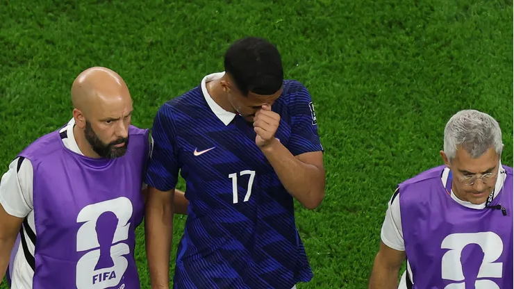 Saliba deixando o campo em França x Espanha (Photo by Kevin C. Cox/Getty Images)