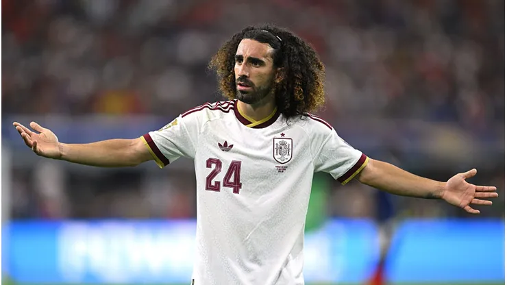 Cucurella recebeu amarelo e fez a Espanha ser punida. Shaun Botterill/Getty Images.
