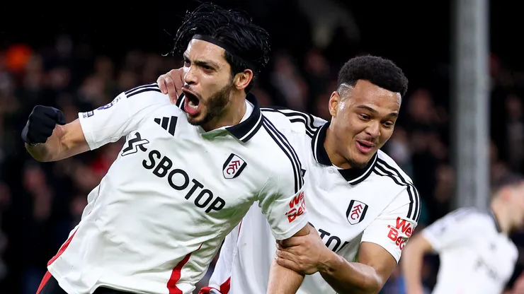 Raúl Jiménez e Rodrigo Muniz em campo pelo Fulham. Foto: Clive Rose/Getty Images