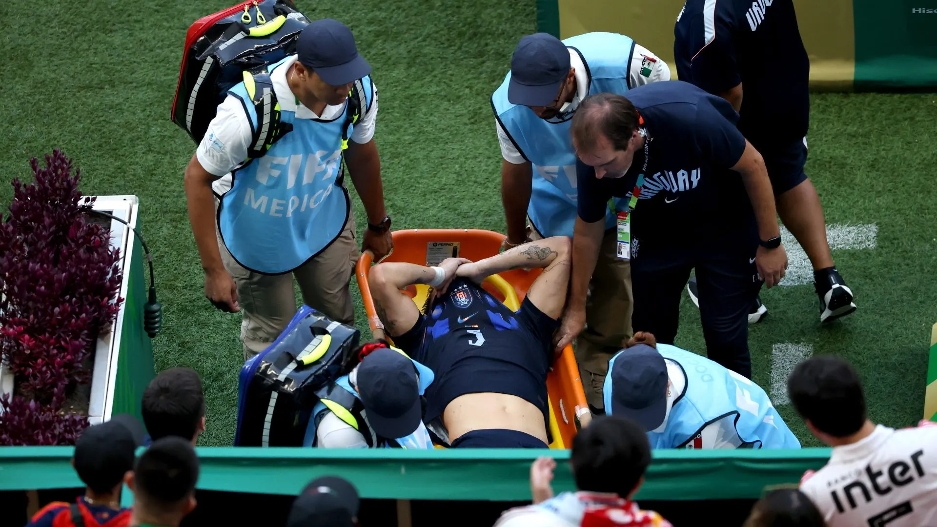 Ugarte foi retirado de maca do gramado (foto: Luke Hales/Getty Images)