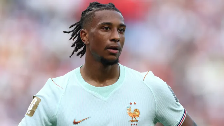Olise em campo com as cores da França. Foto: Lars Baron/Getty Images