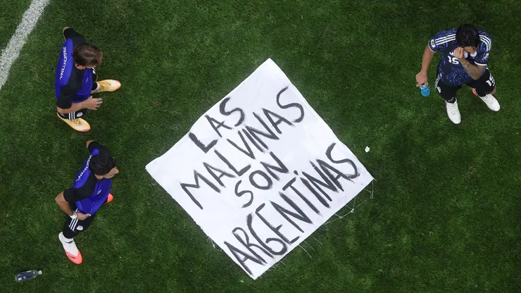 Jogadores da Argentina exibiram faixa sobre as Ilhas Malvinas após a semifinal da Copa 2026 contra a Inglaterra