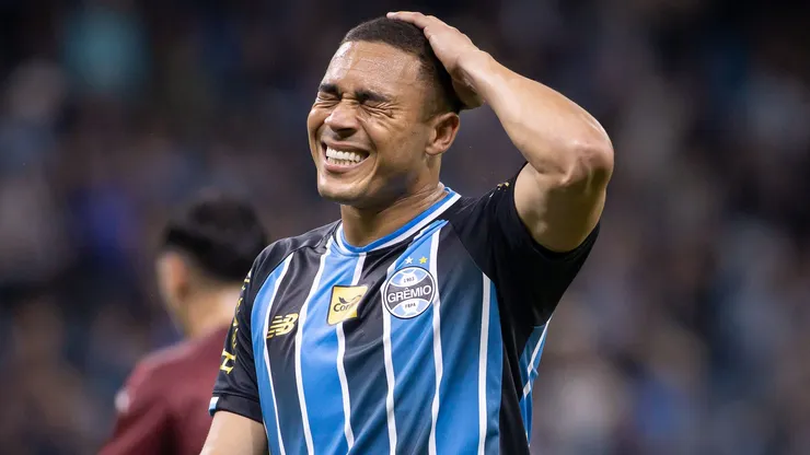Carlos Vinícius não atinge metas e pode deixar o Grêmio com 4 possíveis destinos. Foto: Maxi Franzoi/AGIF