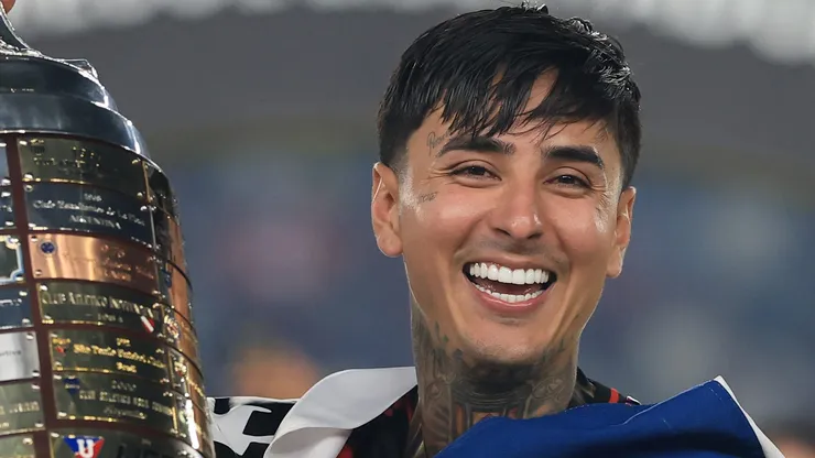 Erick Pulgar após vencer a Libertadores pelo Flamengo. (Photo by Buda Mendes/Getty Images)