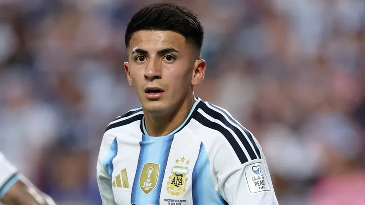 Thiago Almada em campo pela Argentina. Foto: Michael Steele/Getty Images