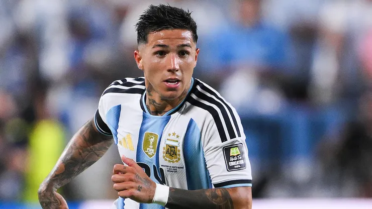 Enzo Fernández em campo com as cores da Argentina. Foto: David Ramos/Getty Images