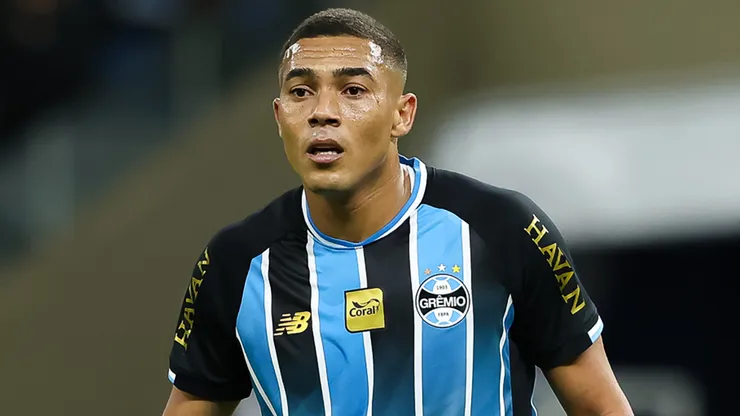 Carlos Vinicius em campo pelo Grêmio. Foto: Pedro H. Tesch/Getty Images