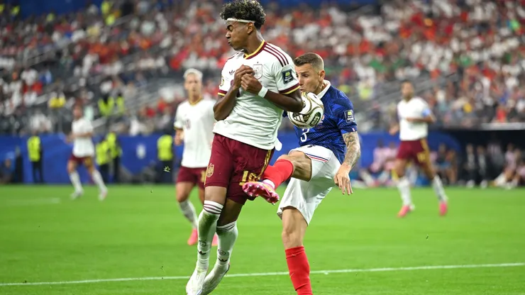 Lamine Yamal sofre pênalti contra a França (Shaun Botterill/Getty Images)